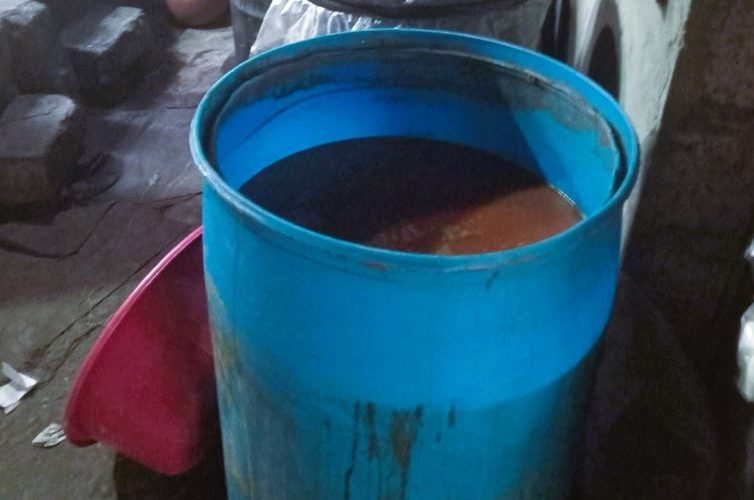 जिल्ला प्रहरी कार्यालय मकवानपुरको कारबाही: हेटौंडामा अवैध घरेलु मदिरा उत्पादन केन्द्रमा छापा, तीन जना नियन्त्रणमा