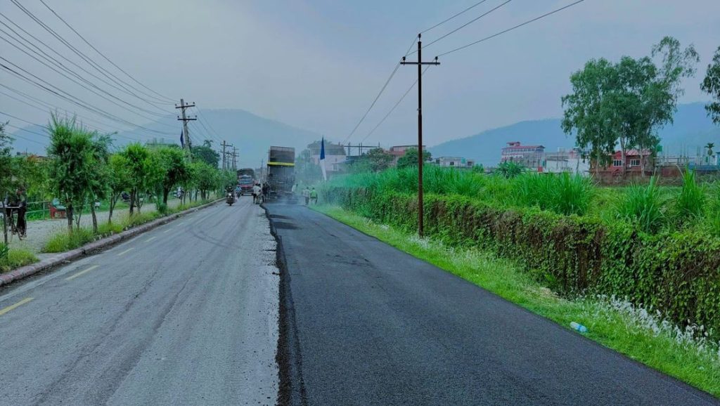 ७२ वर्ष पुरानो कान्ति लोकपथ निर्माणमा तीव्रता: कालोपत्रे सहित स्तरोन्नतिको काम अगाडि बढ्दै