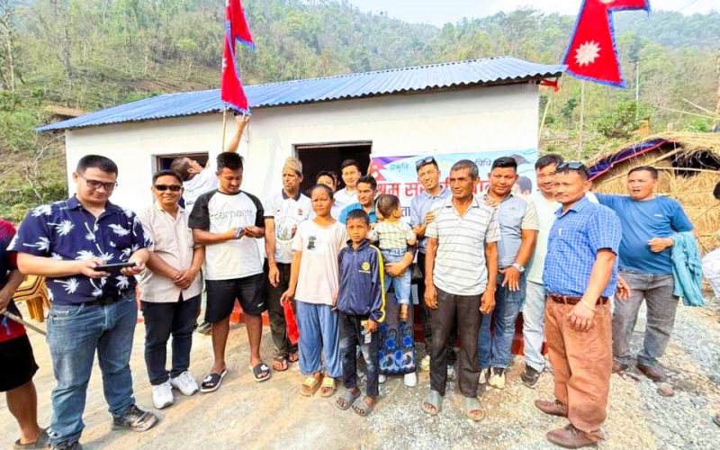 हिजो राक्सिराङ–३ मा आगलागी पीडित चेपाङ परिवारलाई नयाँ घर हस्तान्तरण