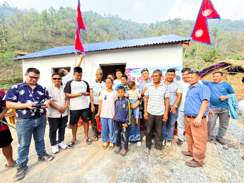 हिजो राक्सिराङ–३ मा आगलागी पीडित चेपाङ परिवारलाई नयाँ घर हस्तान्तरण