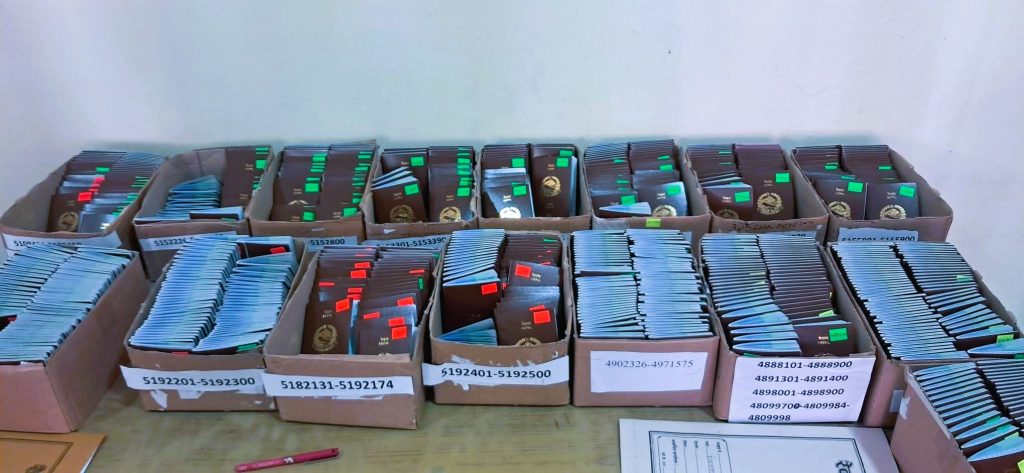 मकवानपुरमा ६५० भन्दा बढी राहदानी अलपत्र, सेवाग्राहीलाई छिटो बुझ्न प्रशासनको आग्रह