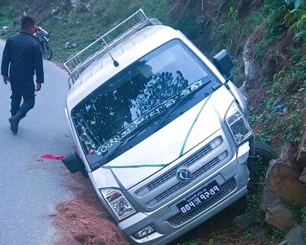 भिमफेदीमा तीव्र गतिका कारण ईभी दुर्घटना, चालकसहित ६ जना घाइते
