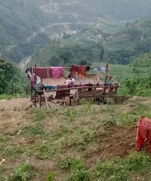 हावाहुरीले घर उडायो, राहत आएन : कैलाश–७ डुम्रेका पीडित परिवार एक सातादेखि खुला आकाशमुनि
