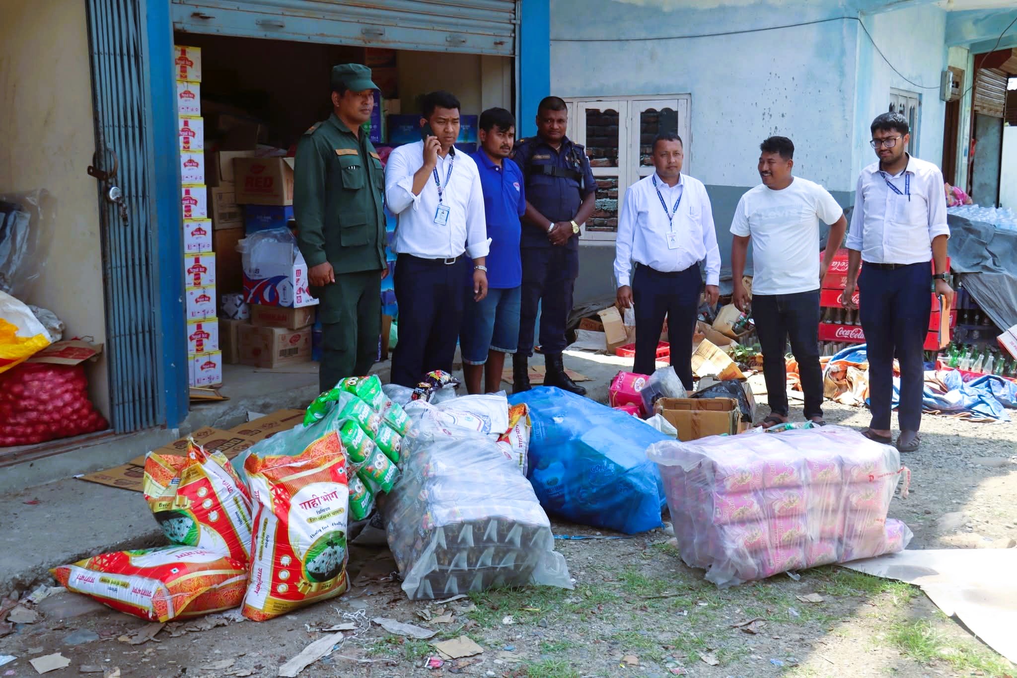 हरिहरपुरगढीमा छड्के बजार अनुगमन : म्याद गुज्रिएका खाद्य सामग्री जफत गरी नष्ट