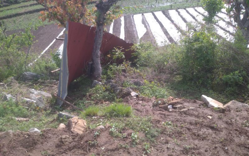 हावाहुरीले उडायो विद्यालयको छाना, मकवानपुरको लिक्चेमा पठनपाठन प्रभावित