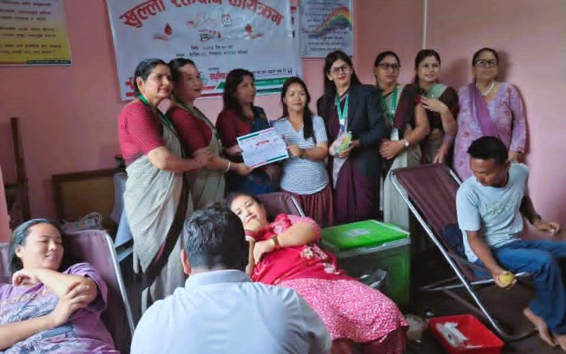 आधुनिक महिला जागृती सहकारीद्वारा आयोजित रक्तदान कार्यक्रममा ५० जनाले गरे रक्तदान
