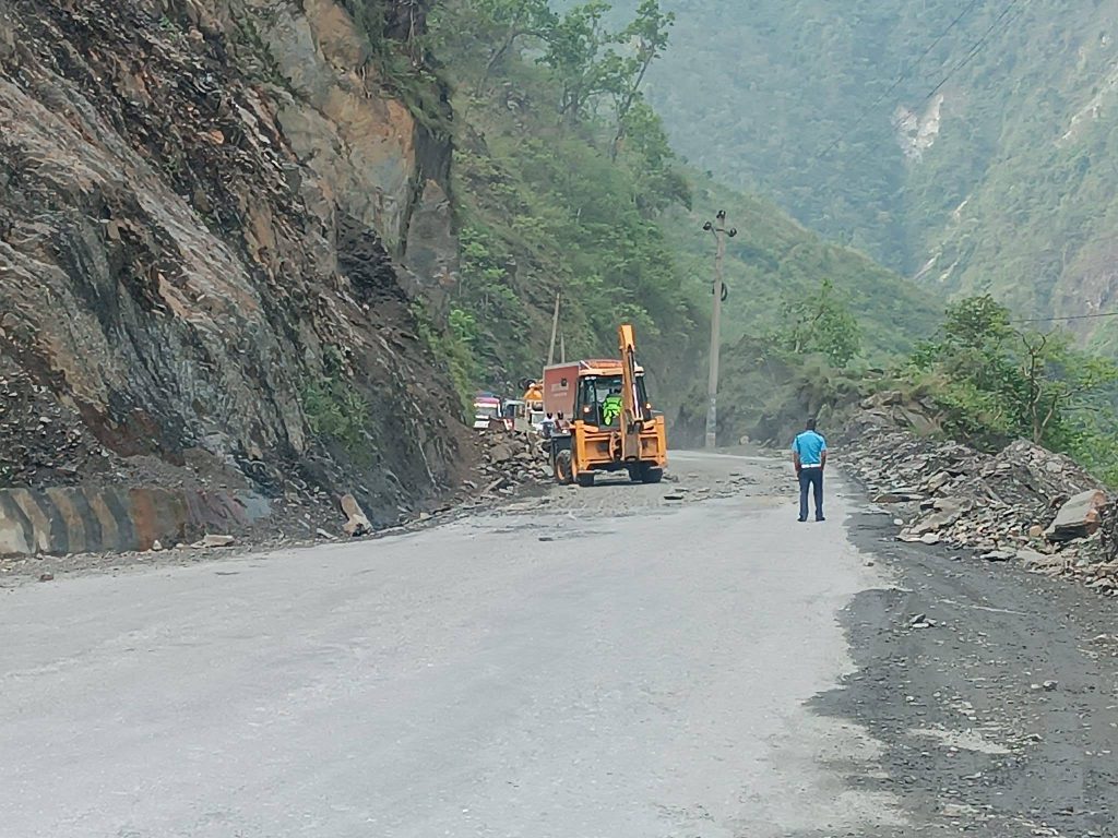 मुग्लिन–नारायणगढ सडक खण्ड अन्तर्गत तुईन खोला क्षेत्रमा ढुंगा झरेपछि अवरुद्ध सडक पुनः दुवैतर्फ सञ्चालन