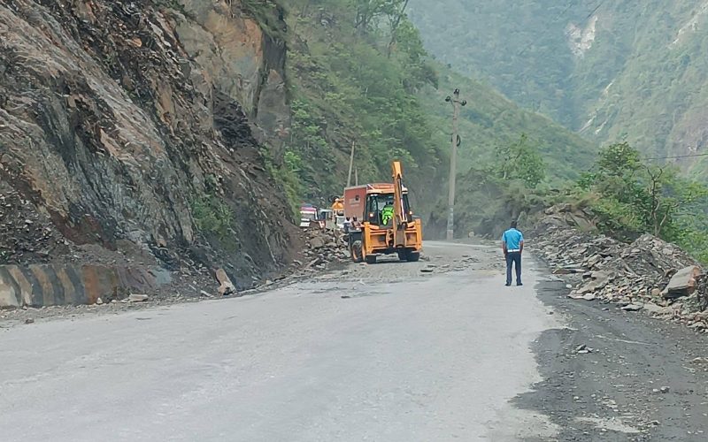 मुग्लिन–नारायणगढ सडक खण्ड अन्तर्गत तुईन खोला क्षेत्रमा ढुंगा झरेपछि अवरुद्ध सडक पुनः दुवैतर्फ सञ्चालन