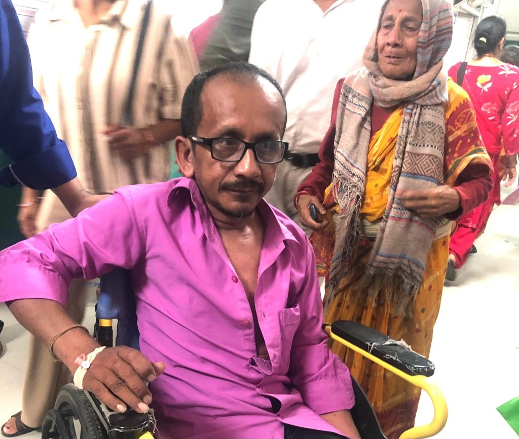 किङ कोब्राको टोकाइबाट घाइते सर्प उद्धारकर्ता राजेश थापाको स्वास्थ्यमा सुधार, आइसीयूबाट वार्डमा सार्ने तयारी