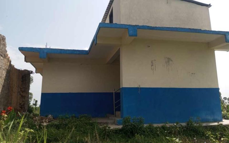 निर्माण भएको दुई वर्ष नपुग्दै देवकोट स्वास्थ्य केन्द्र बन्द, स्थानीय आधारभूत स्वास्थ्य सेवाबाट वञ्चित