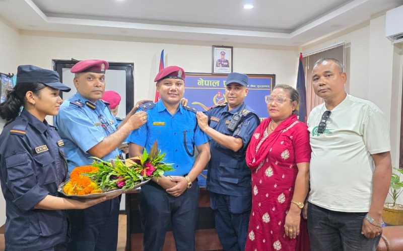 प्रहरी नायव निरीक्षकमा बढुवा भएका निर्दोष लामालाई दर्ज्यानी चिन्ह सुशोभन