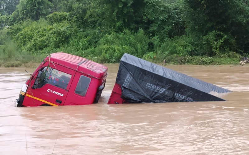 कर्रा खोलाको बाढीले खाली १२ चक्के ट्रक बगायो, चालक पौडिएर ज्यान जोगाउन सफल