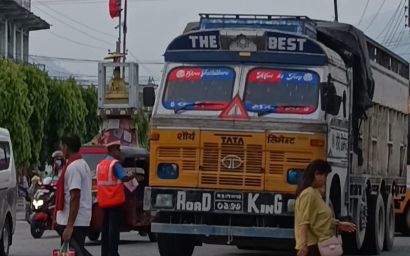 त्रिपालबिनै कच्चापदार्थ बोकेको ट्रक हेटौंडामा ट्राफिक नियन्त्रणमा