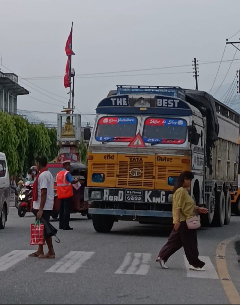 त्रिपालबिनै कच्चापदार्थ बोकेको ट्रक हेटौंडामा ट्राफिक नियन्त्रणमा