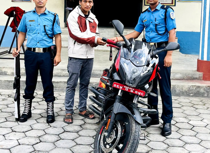 हराएको २२० सीसी पल्सर मोटरसाइकल प्रहरीले फेला पारी धनीलाई बुझायो