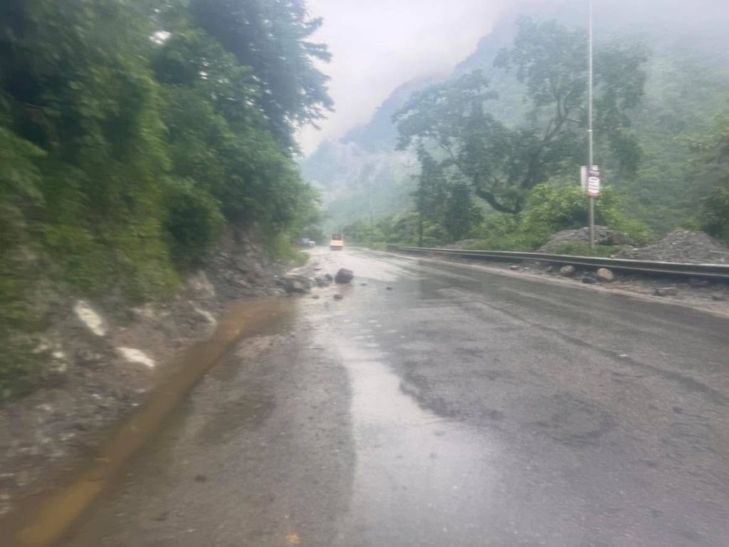 सिमलतालमा सामान्य लेदो बगे पनि मुग्लिन–नारायणगढ सडक खुला, सतर्क भएर मात्रै यात्रा गर्न आग्रह