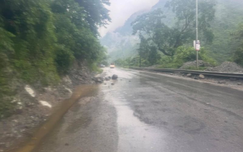 सिमलतालमा सामान्य लेदो बगे पनि मुग्लिन–नारायणगढ सडक खुला, सतर्क भएर मात्रै यात्रा गर्न आग्रह