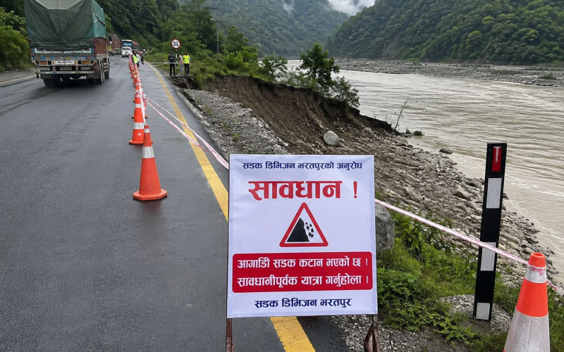 नारायणगढ–मुग्लिन सडकमा त्रिशूलीको कटान, नाम्सीखोला क्षेत्रमा सुरक्षा संकेत राखियो