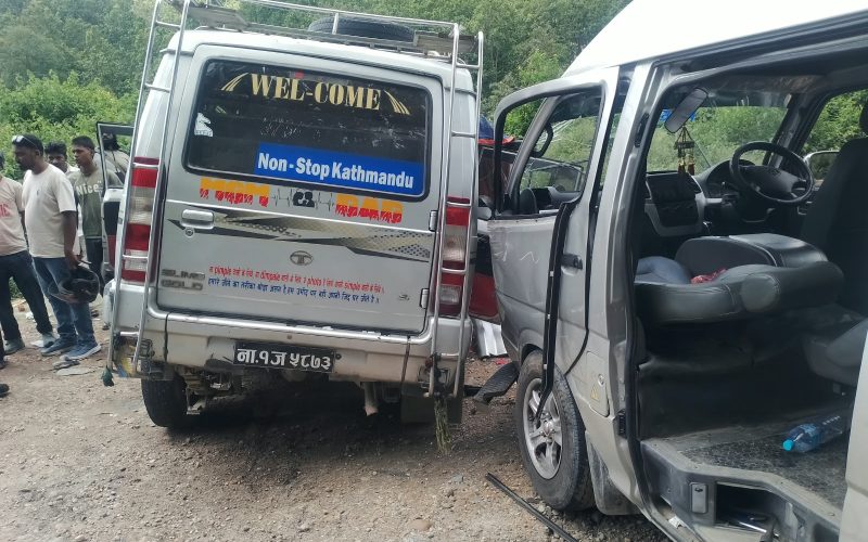 हेटौंडामा EV र सुमो आपसमा ठोक्किँदा ११ जना घाइते, सबैको हेटौंडा अस्पतालमा उपचार हुँदै