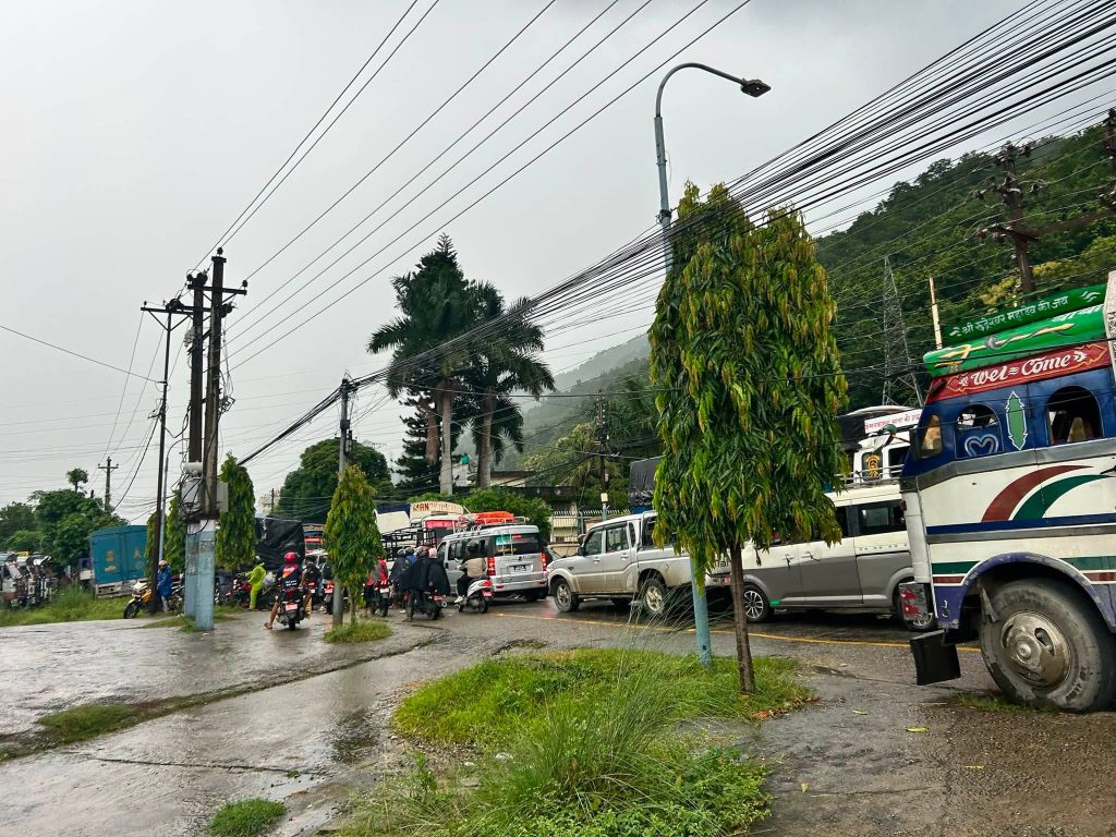 कृष्णभीरमा सडक अवरुद्ध भएपछि हेटौंडा–काठमाडौं सडकमा सवारी चाप, यात्रामा कठिनाइ