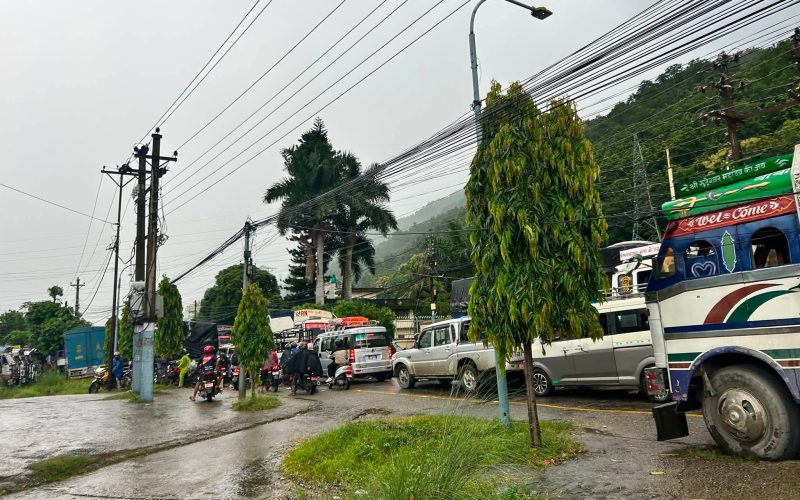 कृष्णभीरमा सडक अवरुद्ध भएपछि हेटौंडा–काठमाडौं सडकमा सवारी चाप, यात्रामा कठिनाइ