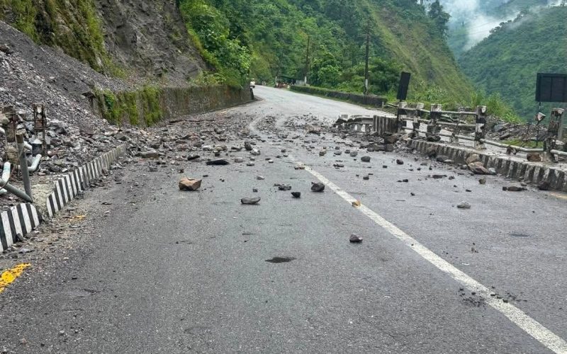 नाम्सी खोलामा स-साना ढुंगा खसेपछि मुग्लिन–नारायणगढ सडकखण्डमा सतर्कता अपनाउन आग्रह