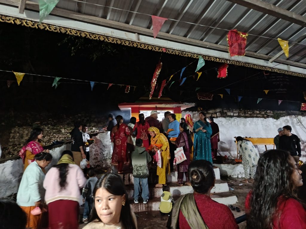फूलपातीमा चुरियामाई मन्दिरमा भक्तजनको उपस्थिति, विगतको तुलनामा यस वर्ष चहलपहल कम
