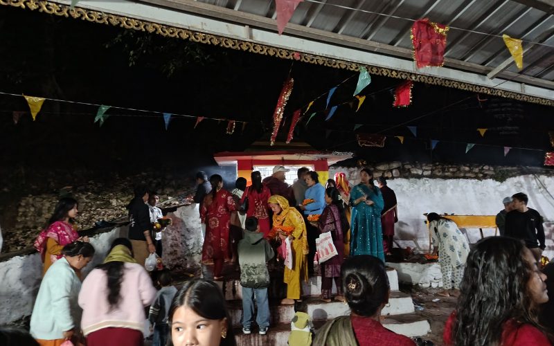 फूलपातीमा चुरियामाई मन्दिरमा भक्तजनको उपस्थिति, विगतको तुलनामा यस वर्ष चहलपहल कम