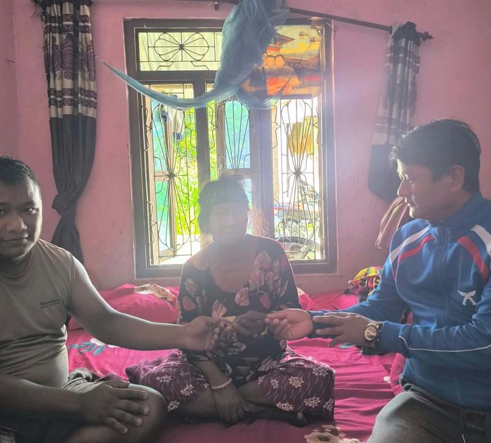 क्यान्सर पीडित कौशिलाको उपचारका लागि कांग्रेस राक्सिराङ–४ द्वारा २५ हजार २५ रुपैयाँ सहयोग