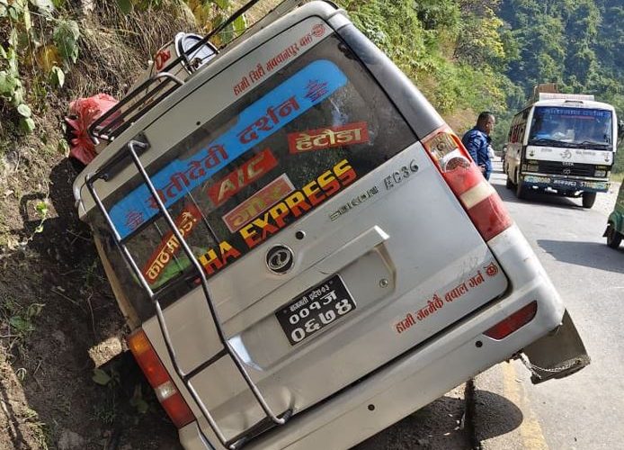 मकवानपुरको बाद्रेभीरमा यात्रुवाहक ईभी दुर्घटना, ११ जना घाइते; गम्भीर घाइते एक जनालाई चितवन रिफर