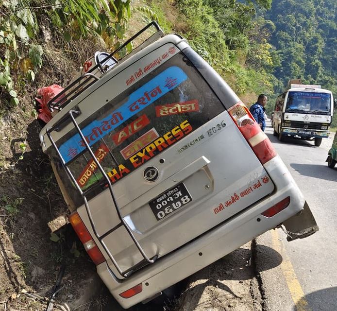 मकवानपुरको बाद्रेभीरमा यात्रुवाहक ईभी दुर्घटना, ११ जना घाइते; गम्भीर घाइते एक जनालाई चितवन रिफर